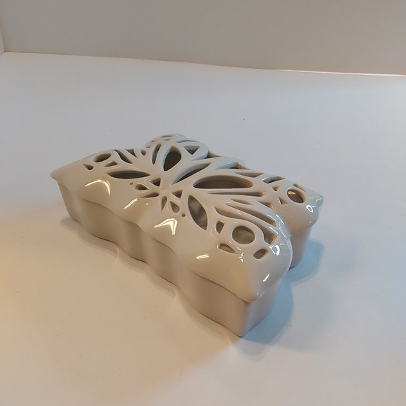 Pacific Rim Porcelain Butterfly Design Lidded Trinket Dish - Picture 3 of 10